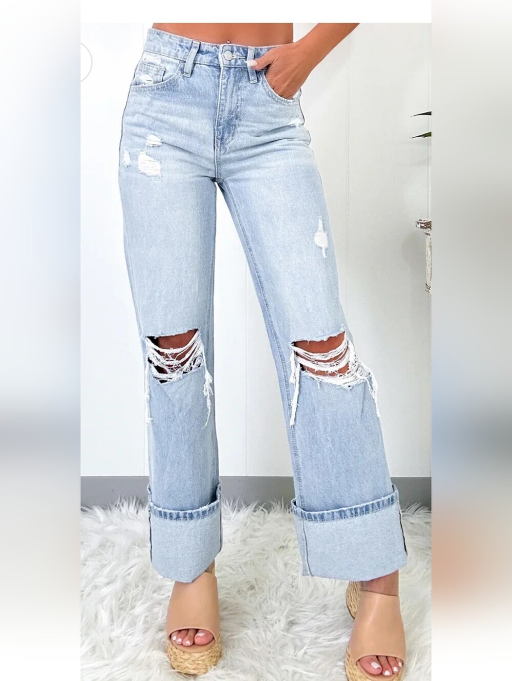 NEW T& C APPAREL VINTAGE CHARM DISTRESSED JEANS IN A LIGHT WASH. SIZE 16.